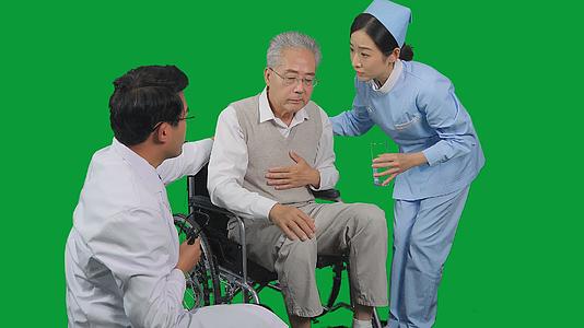 4K绿幕医护人员检查照顾老人视频的预览图
