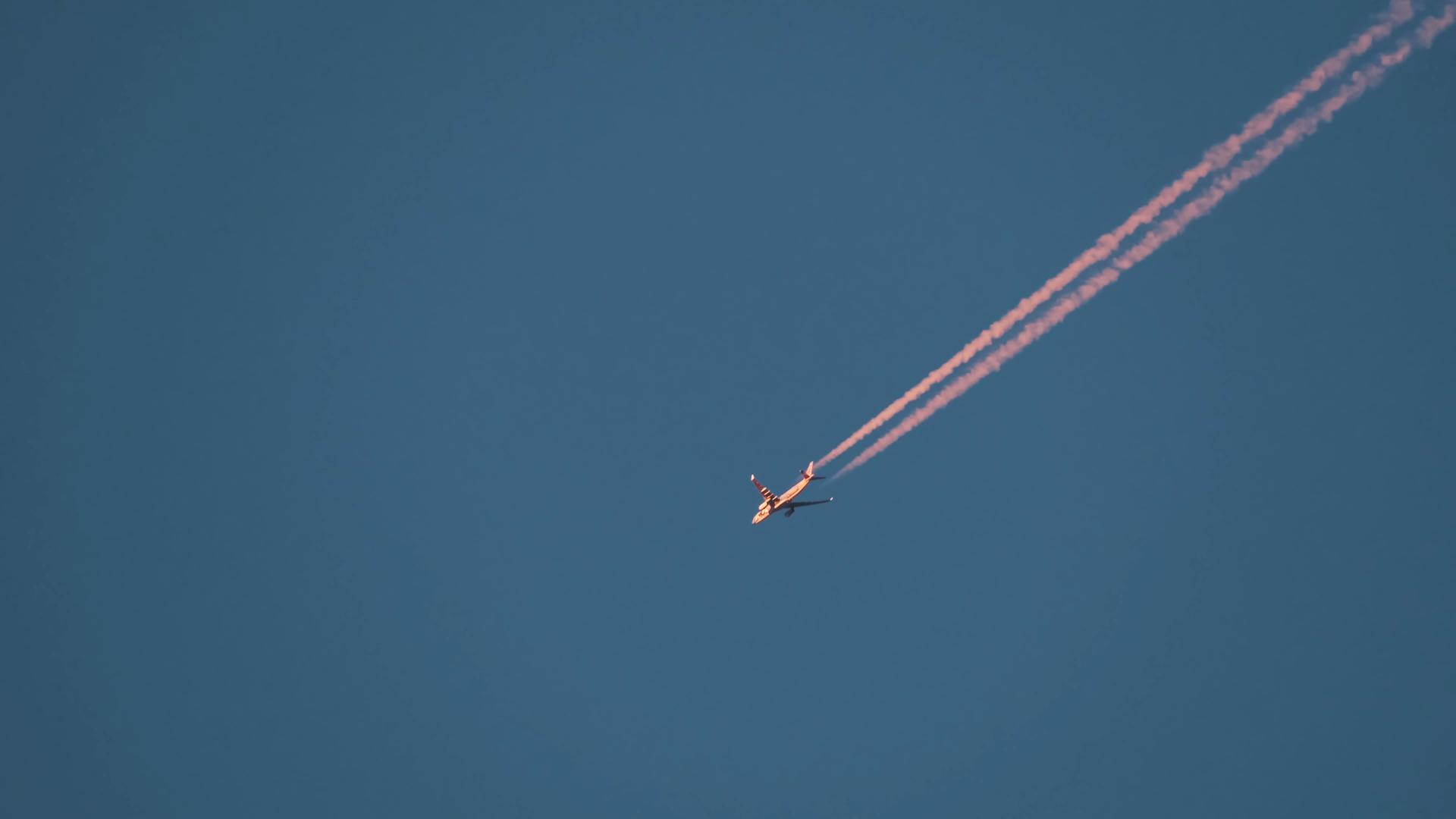 在天空中4K拍摄飞机划出气流视频的预览图