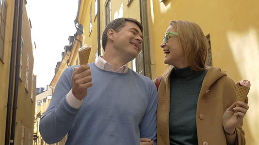快乐的男人和女人在散步时吃冰淇淋视频的预览图