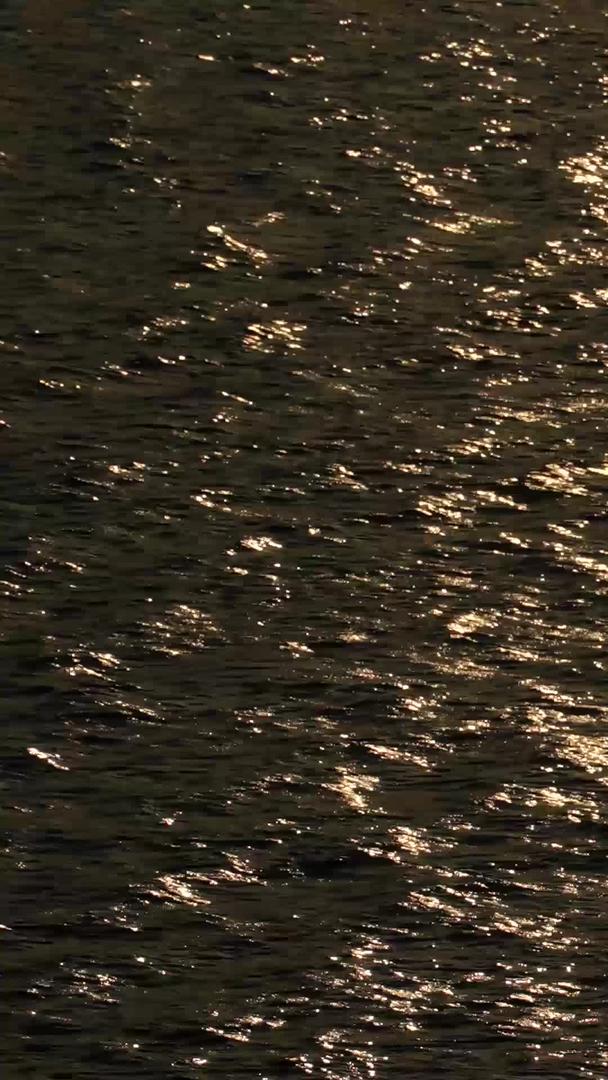 慢镜头升级拍摄材料阳光照射水面波光粼粼视频的预览图