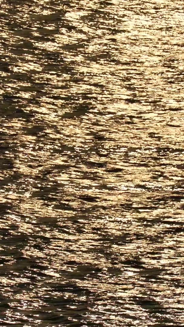 慢镜头升级拍摄材料阳光照射水面波光粼粼视频的预览图