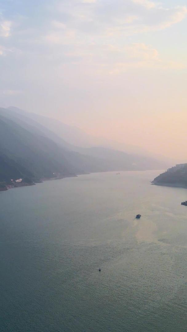 长江三峡日落沿江航拍视频的预览图