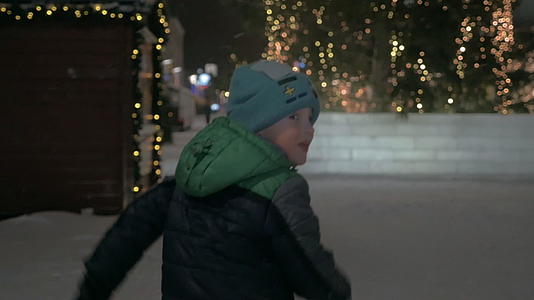 孩子们在下雪的街道上跑步视频的预览图