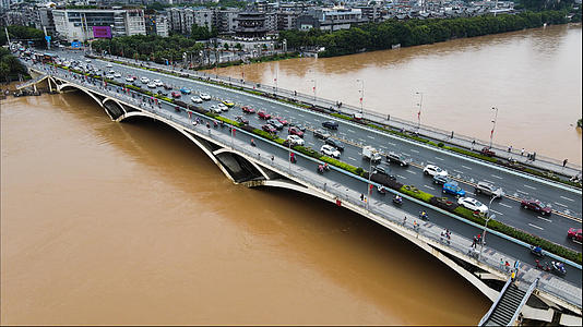 4k高清航拍夏季夏天南方洪水暴雨洪峰过境桥梁交通视频的预览图