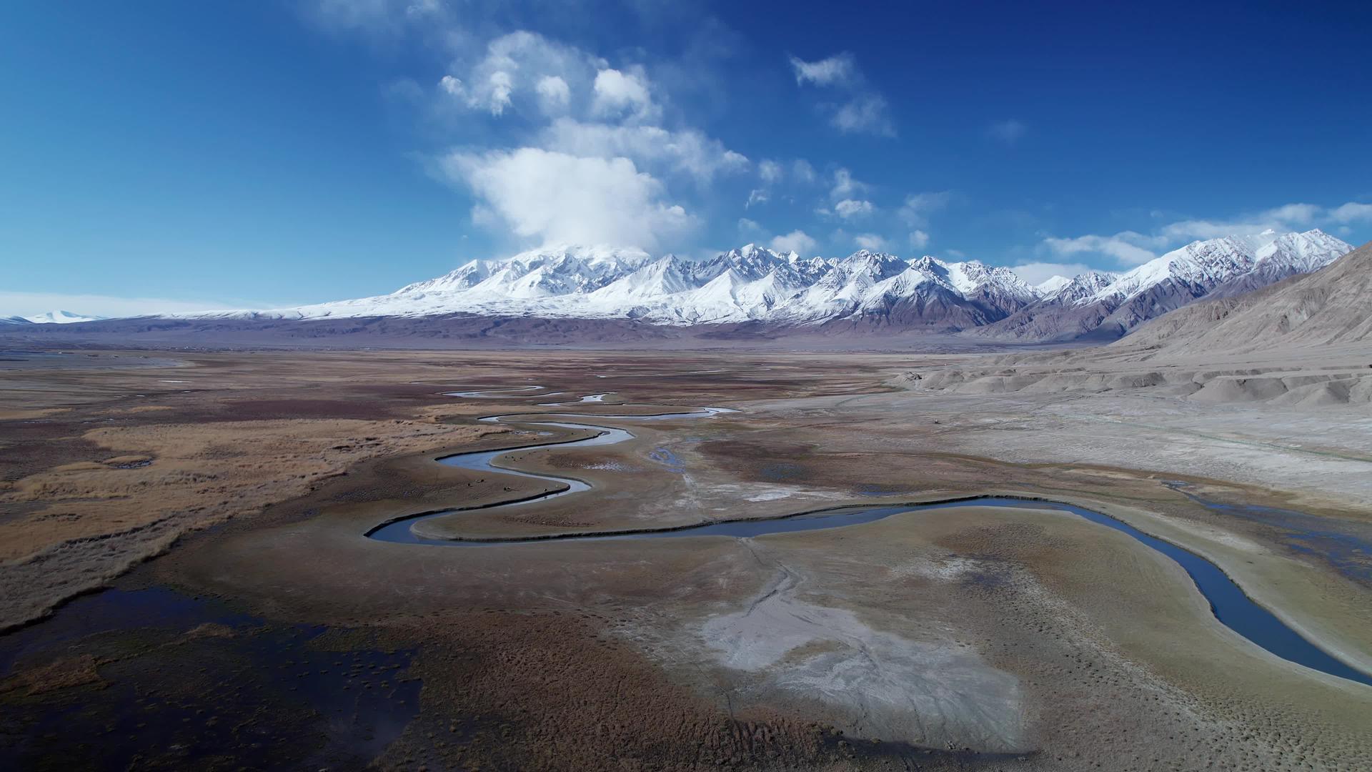 帕米尔高原塔合曼湿地和新疆喀什塔县慕士塔格峰视频的预览图