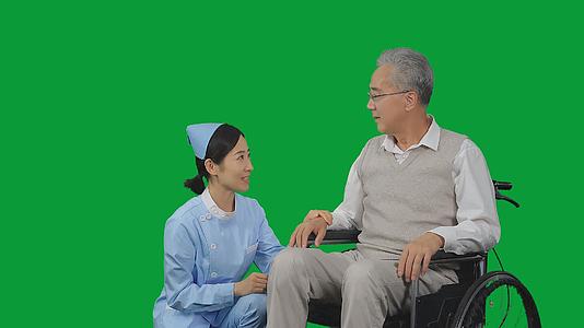 4K绿幕女护士照顾老年病人视频的预览图