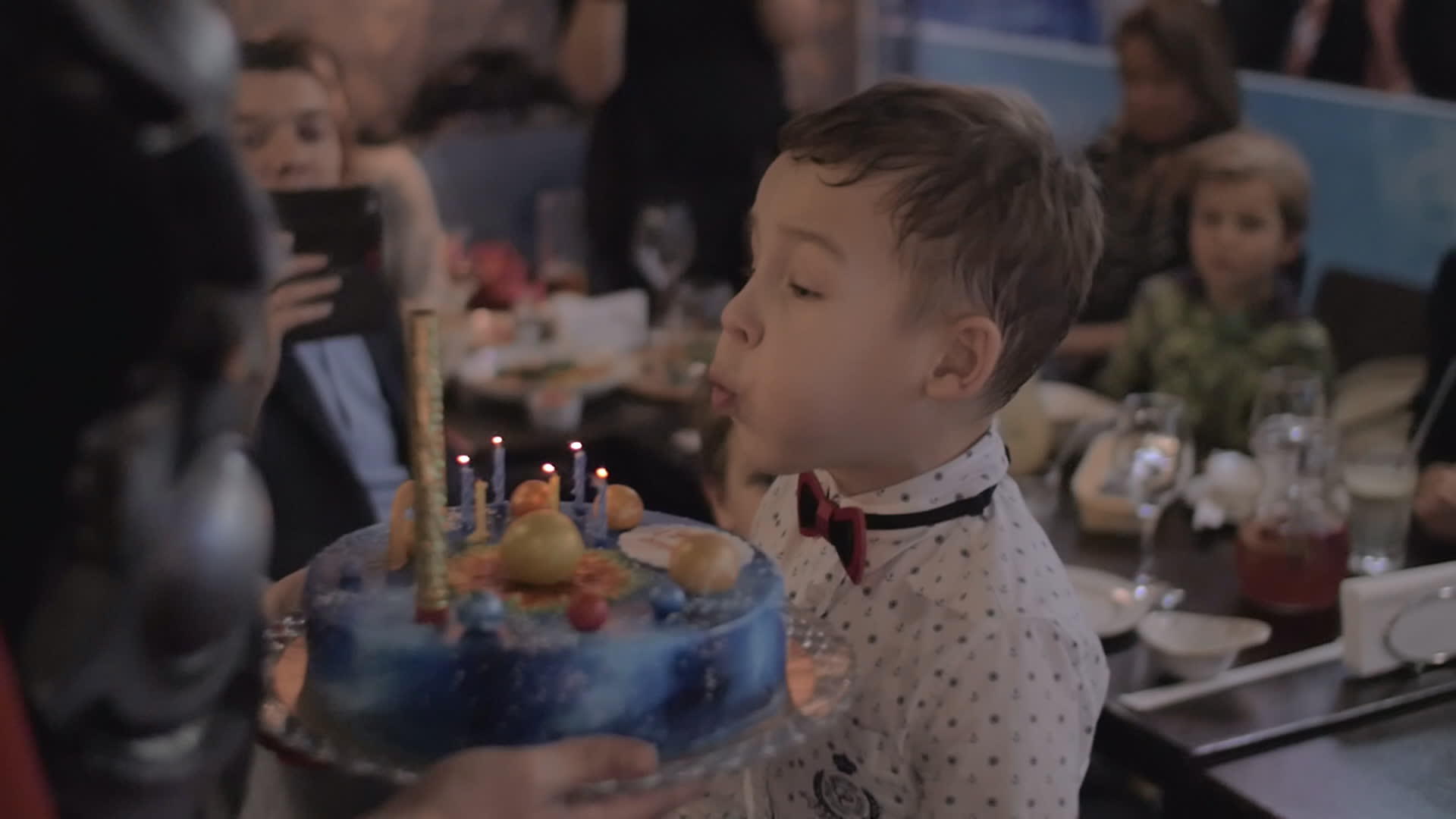 孩子们在蛋糕上吹蜡烛视频的预览图
