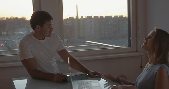 年轻夫妇使用电子设备进行生动的对话视频的预览图