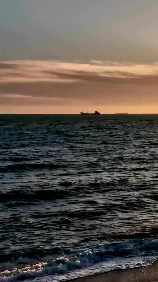 黄昏海边的日落海浪拍打沙滩空镜头视频素材视频的预览图
