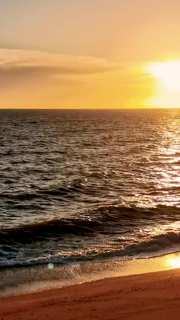 黄昏海边的日落海浪拍打沙滩空镜头视频素材视频的预览图