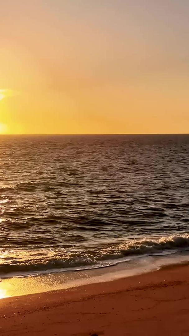 黄昏海边的日落海浪拍打沙滩空镜头视频素材视频的预览图