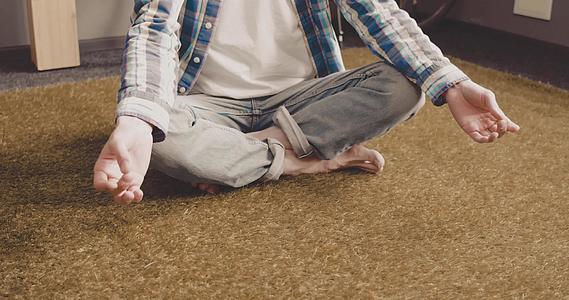 在地毯上冥想年轻人在工作中放松视频的预览图