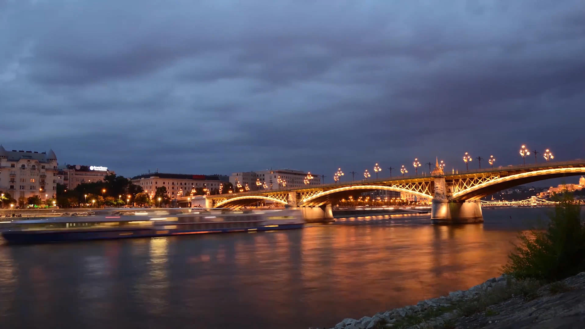 夜景拍摄桥梁视频的预览图