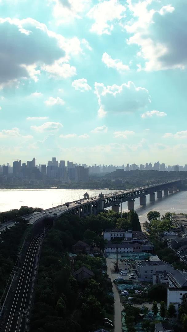 航拍城市蓝天白云晴阳天空道路桥梁交通流量街景素材视频的预览图