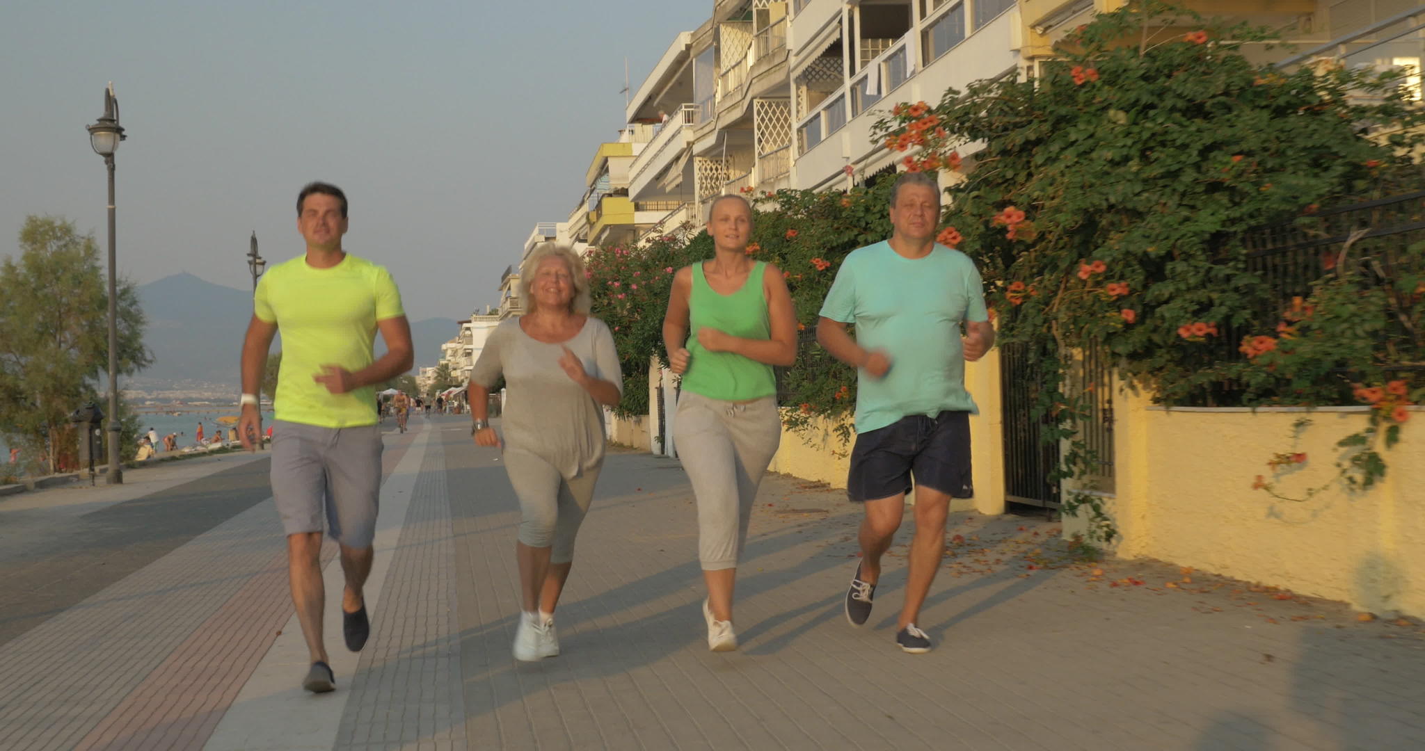年轻人和老年人在日落时慢跑视频的预览图
