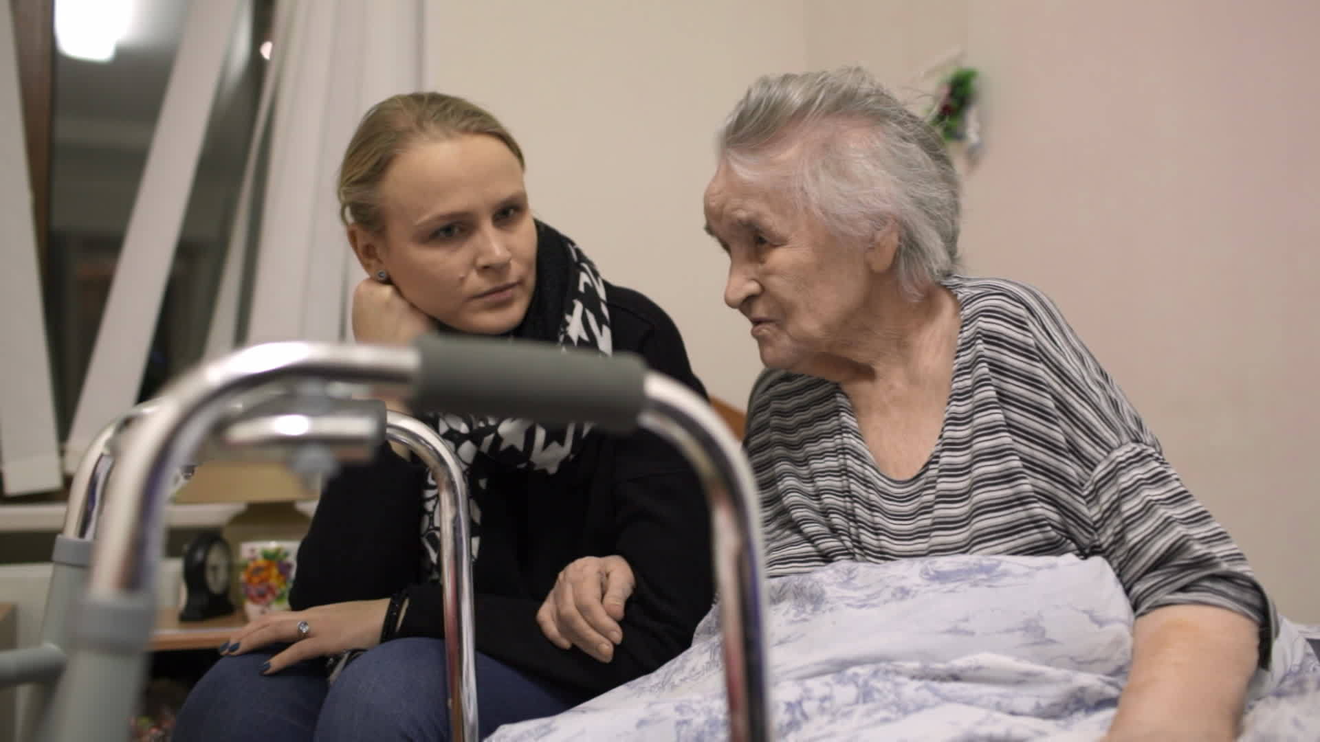 孙女来医院看望奶奶的奶奶视频的预览图