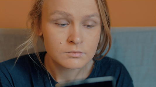 女性使用基本化妆品视频的预览图