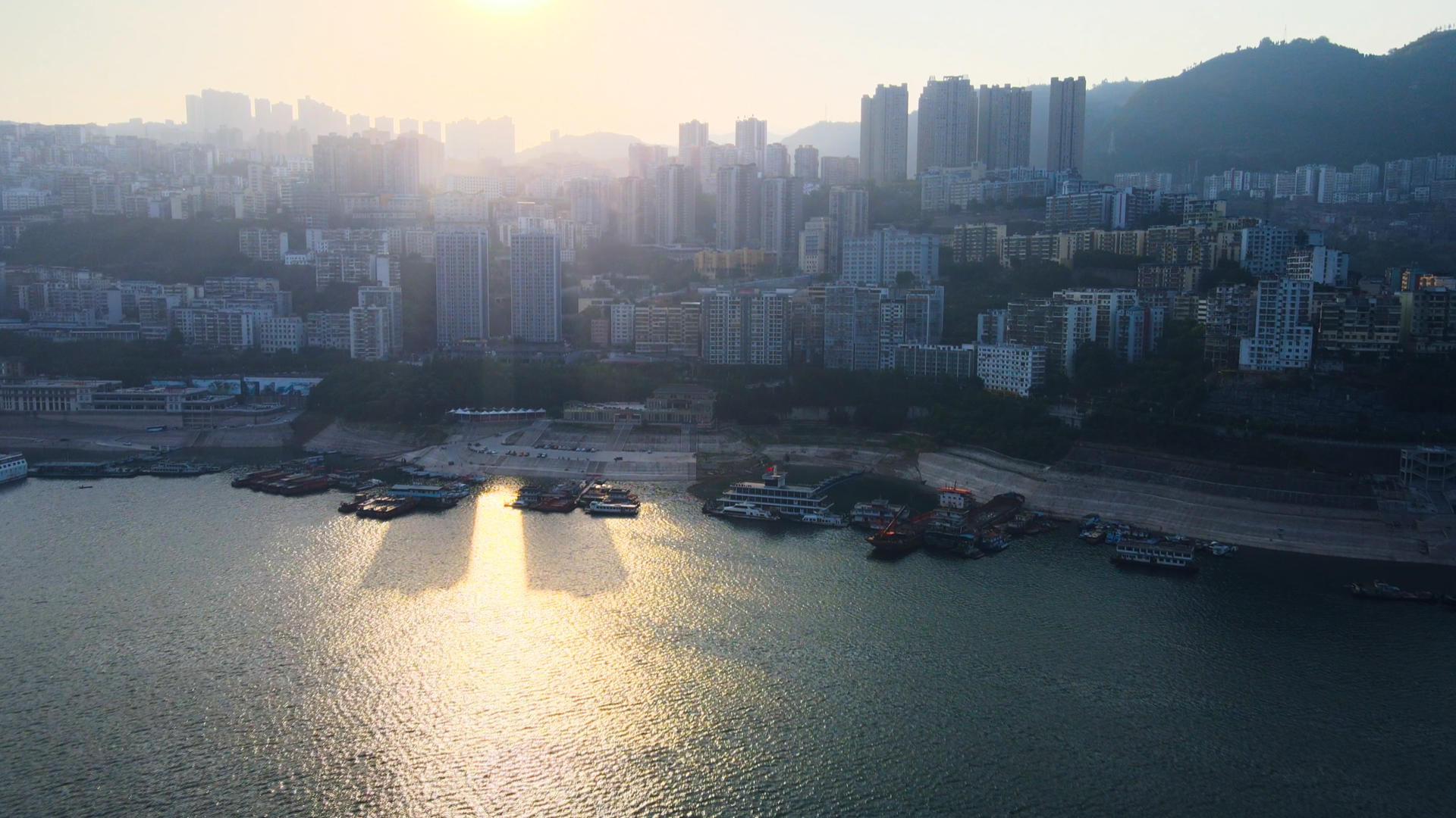 长江巫山巫峡港口码头航拍合集4K视频的预览图