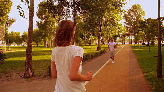 人们在城市公园里慢跑视频的预览图