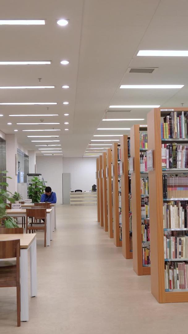 图书馆内部环境书柜空镜头视频的预览图