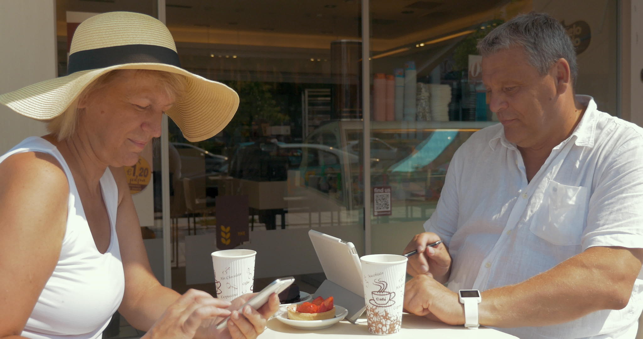 一对夫妇在咖啡馆使用电子设备视频的预览图