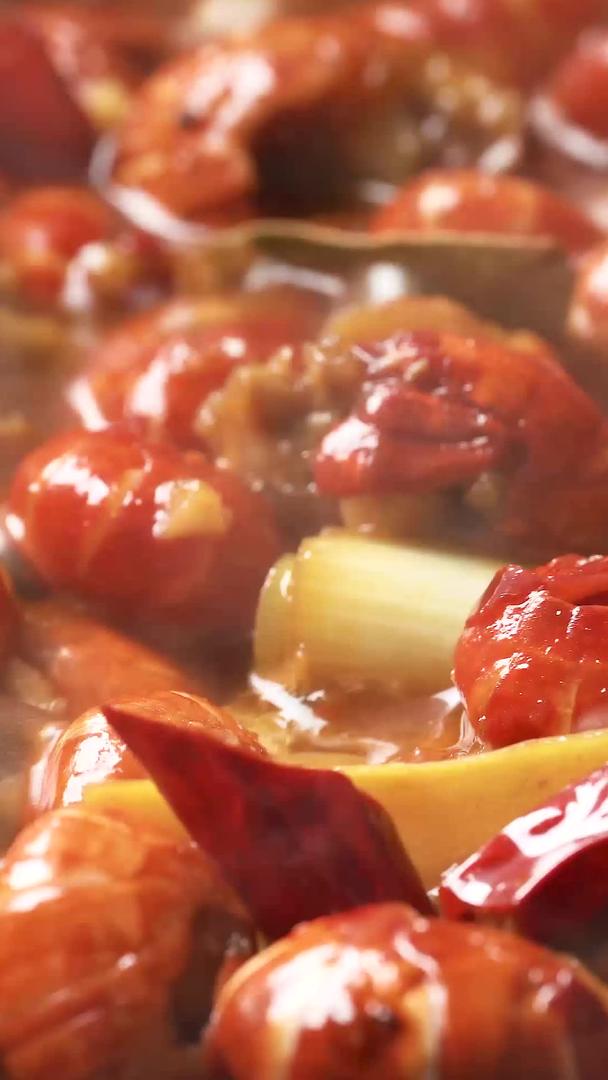 在热锅里炖龙虾尾视频的预览图