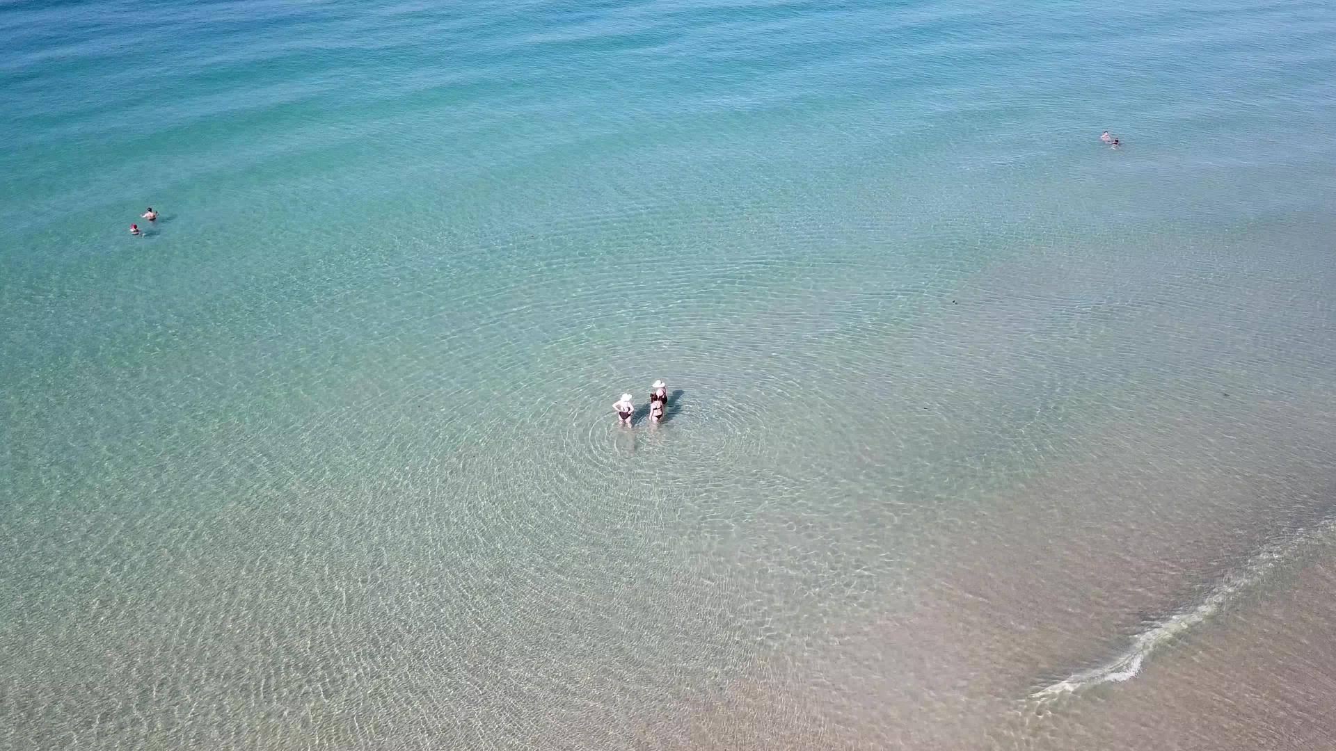绿松石清澈的海水波和自由海滩视频的预览图