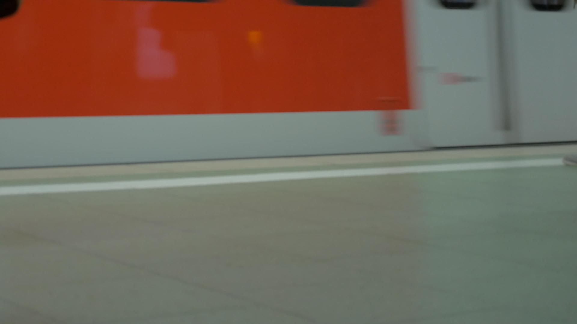 地铁列车到达车站人们进入车站视频的预览图