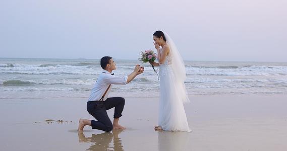 8K海边情侣求婚视频的预览图