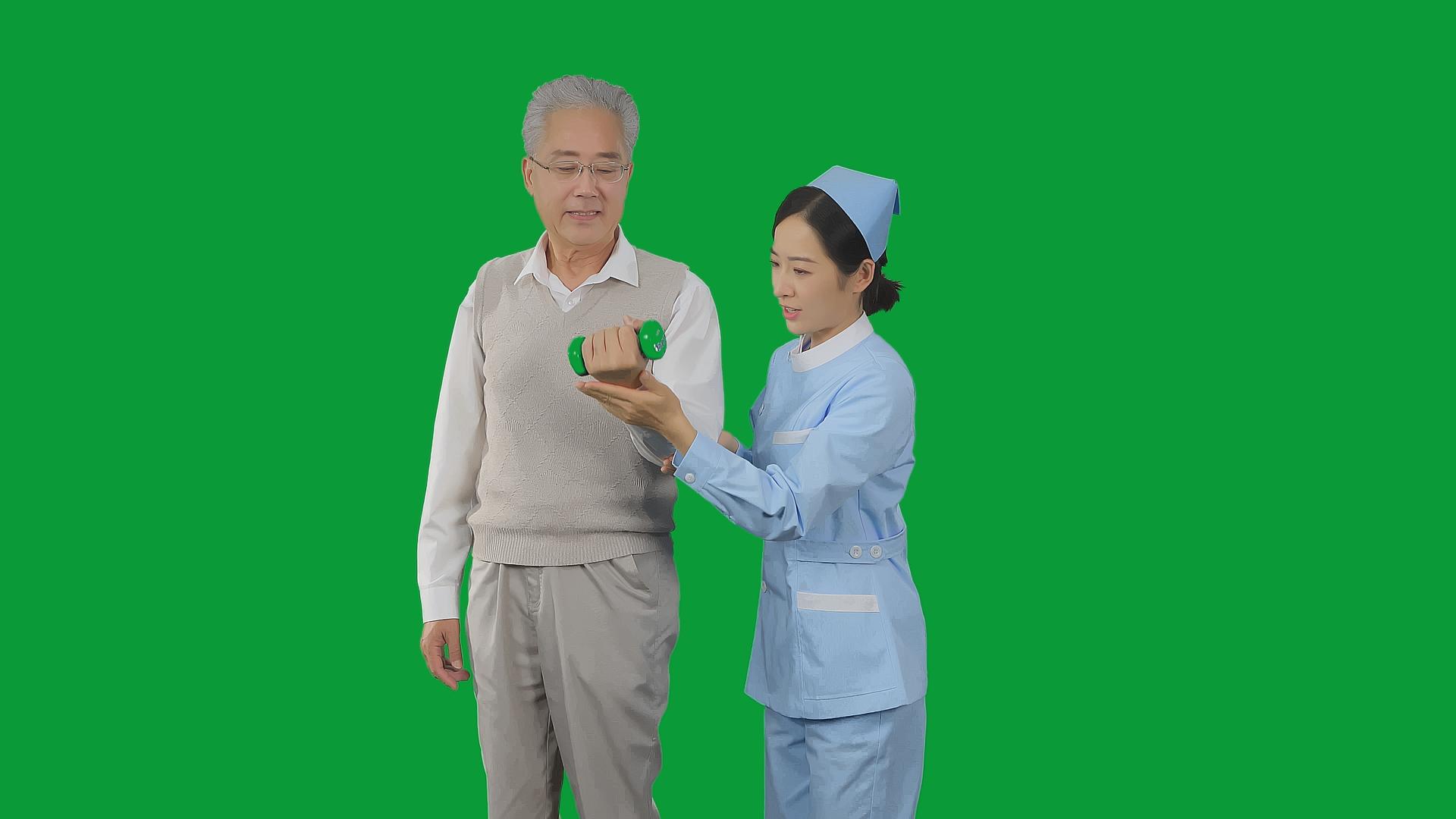 4K绿幕女护士协助老人进行手臂训练视频的预览图