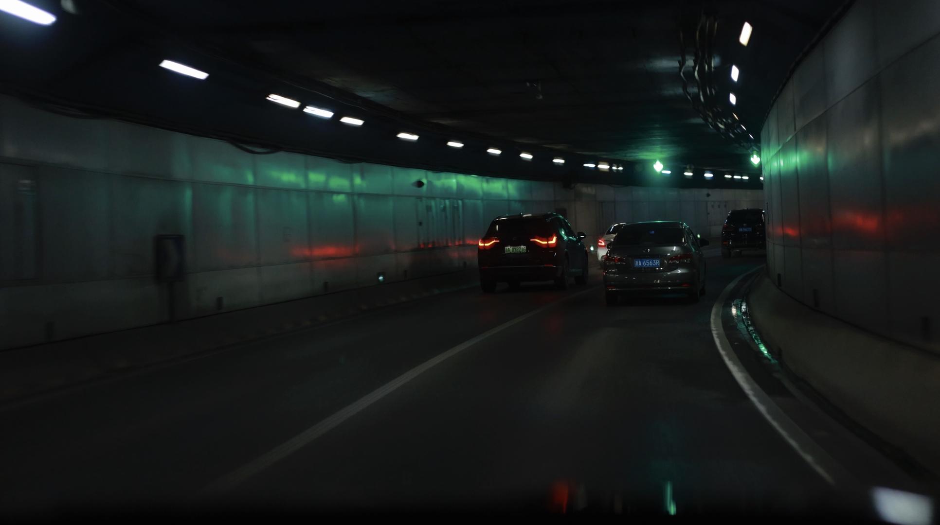 车辆行驶隧道第一视角视频的预览图