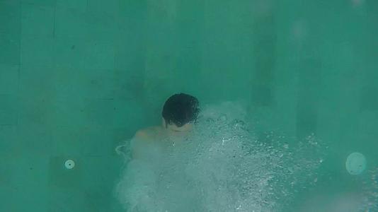 年轻人跳进游泳池热带别墅派对视频的预览图