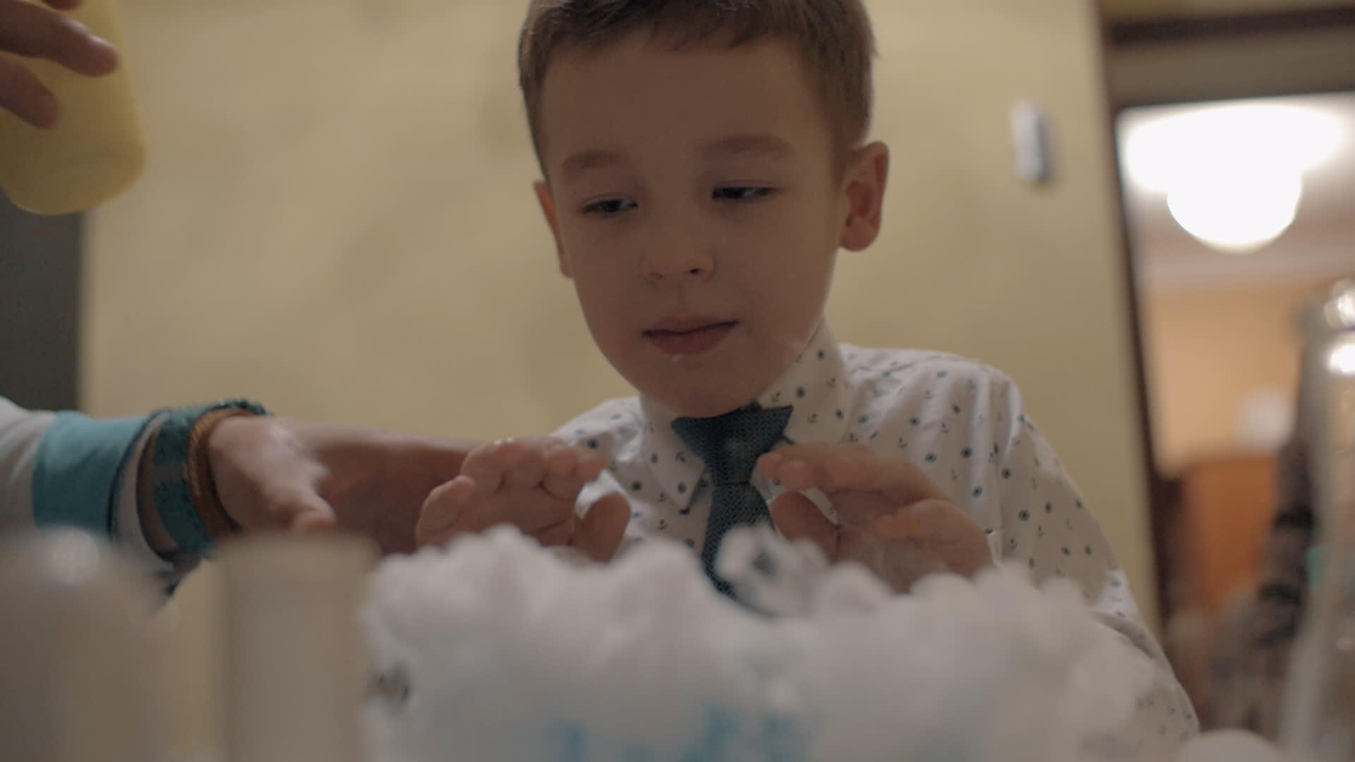 男孩们在反应中观察混合干冰和液氮与化学结合的反应视频的预览图