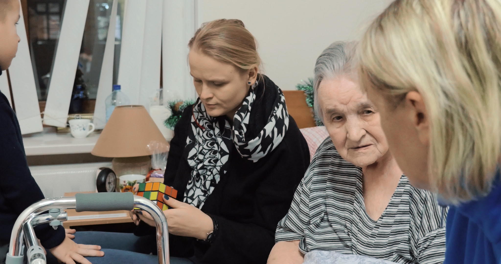 老年妇女在医院有访客视频的预览图