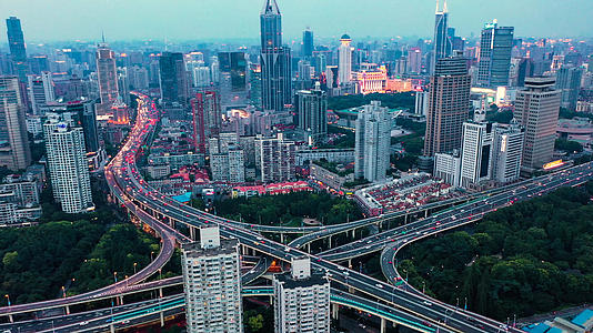 4K航拍上海延安东路高架全景视频的预览图