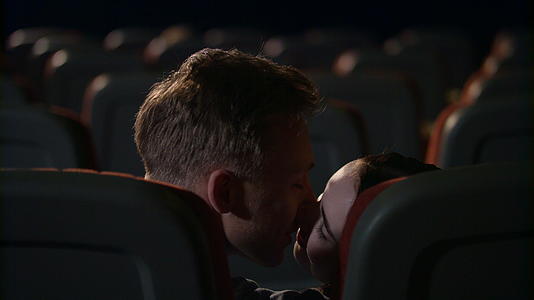 年轻人在空荡荡的电影院热情地接吻视频的预览图
