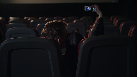 年轻人在空荡荡的电影院接吻视频的预览图