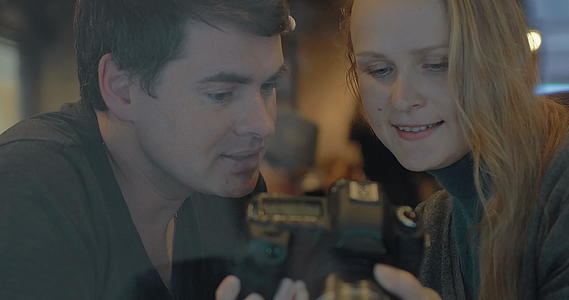 年轻夫妇带着相机视频的预览图