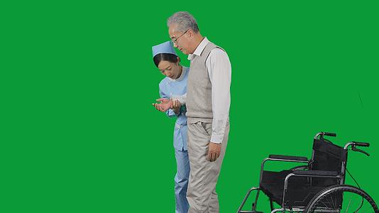 4K绿幕女护士帮助老人站立行走视频的预览图