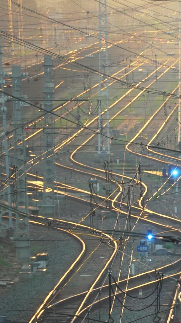 城市夜景灯光轨道火车交通铁轨货运物流材料材料视频的预览图