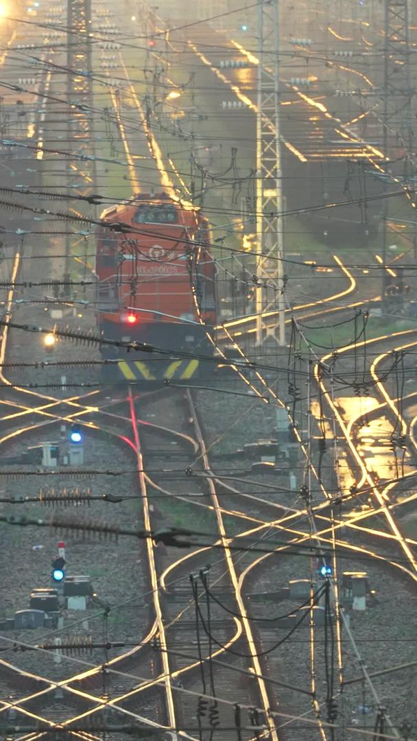 城市夜景灯光轨道火车交通铁轨货运物流材料材料视频的预览图