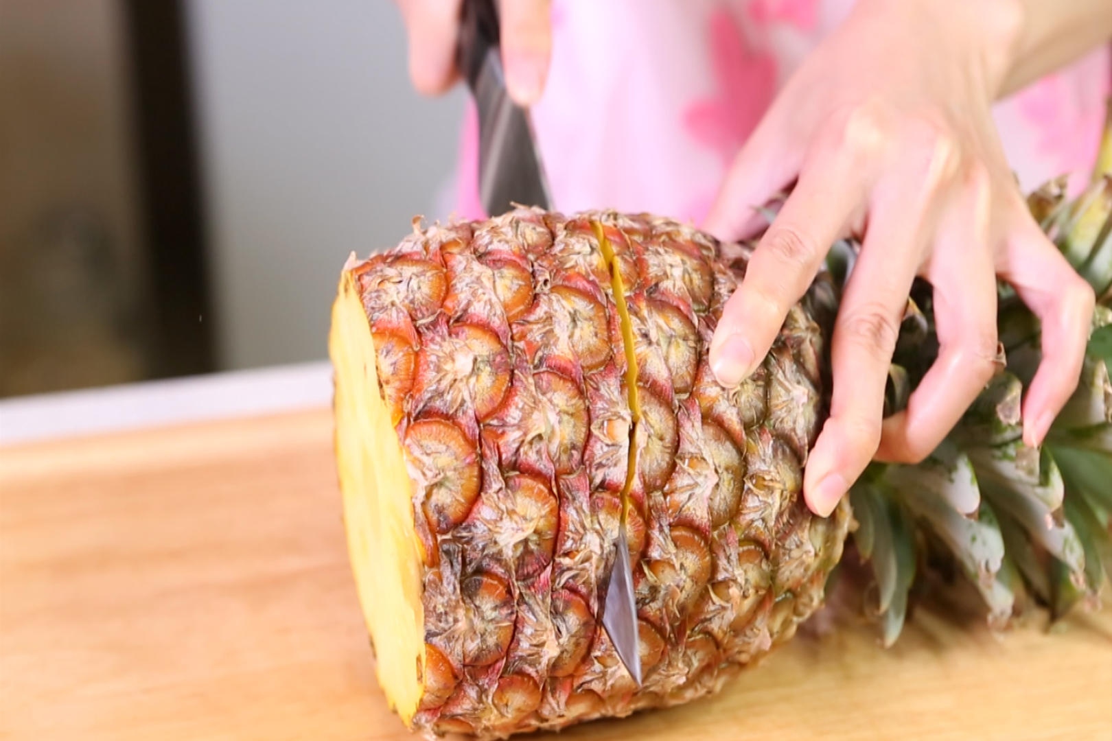 实拍刀切菠萝视频的预览图