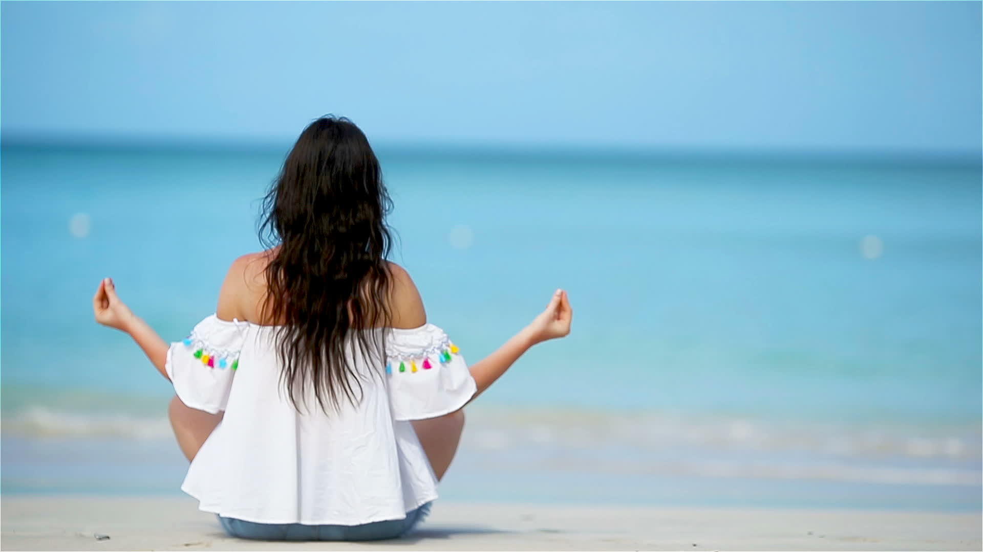 热带度假期间美女孩的瑜伽姿势健康的年轻女性坐在瑜伽的位置在沙滩上冥想视频的预览图