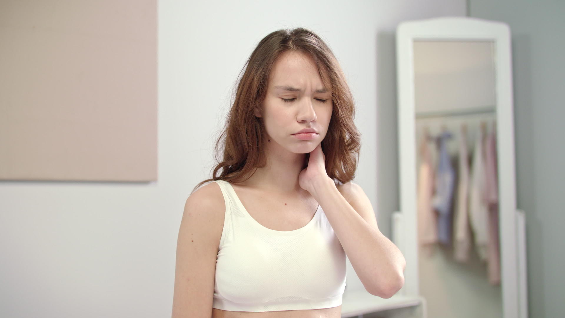 年轻女性感到颈部疼痛视频的预览图