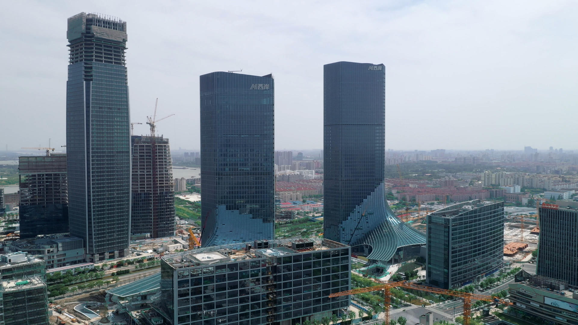 建设中的徐汇滨江西岸cbd视频的预览图