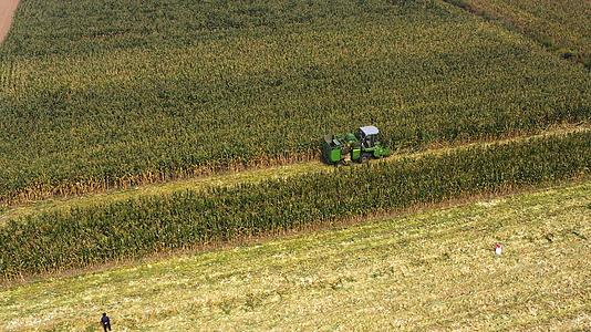 已经重新上传4K航拍农业玉米收割机耕地拖拉机丰收季节劳作视频素材视频的预览图