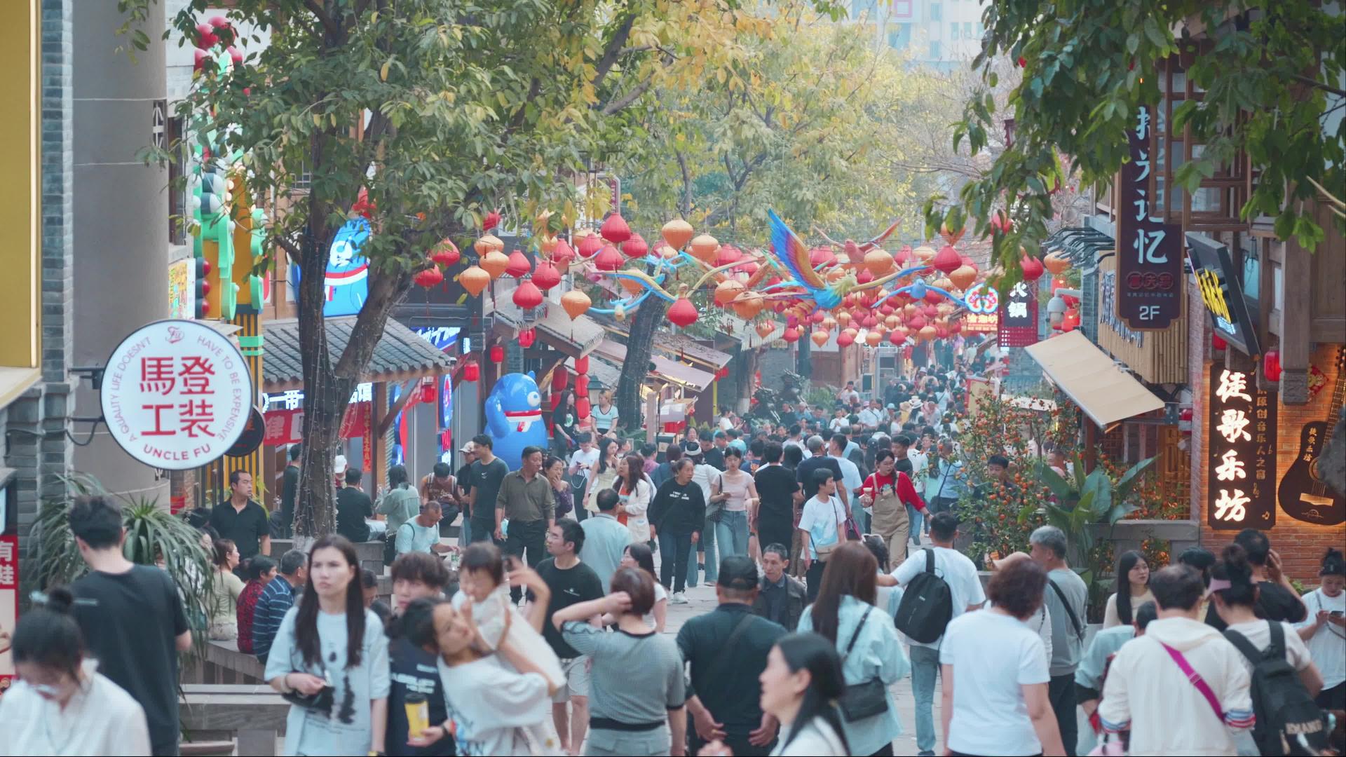 4k古镇旅游景区人流实拍视频的预览图