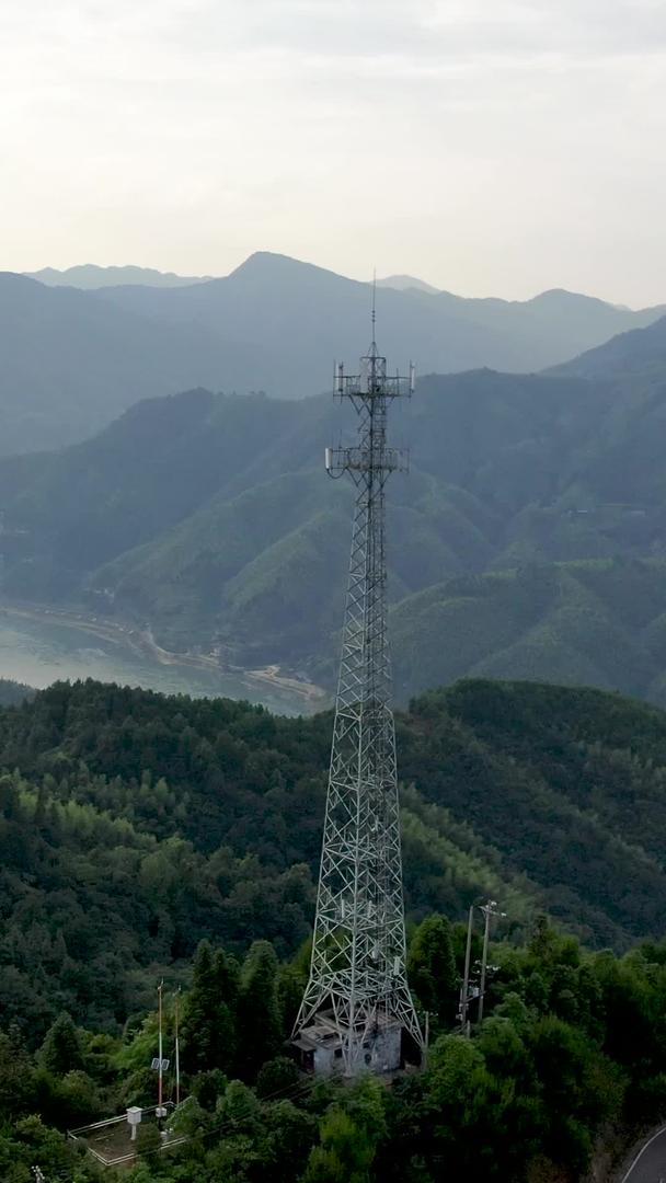 5G信号塔在航拍大山中视频的预览图