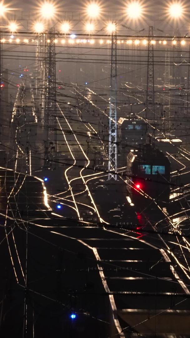 城市夜晚灯光铁轨火车运输物流素材视频的预览图