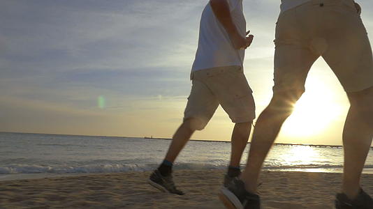 两个男人在海滩上慢跑视频的预览图